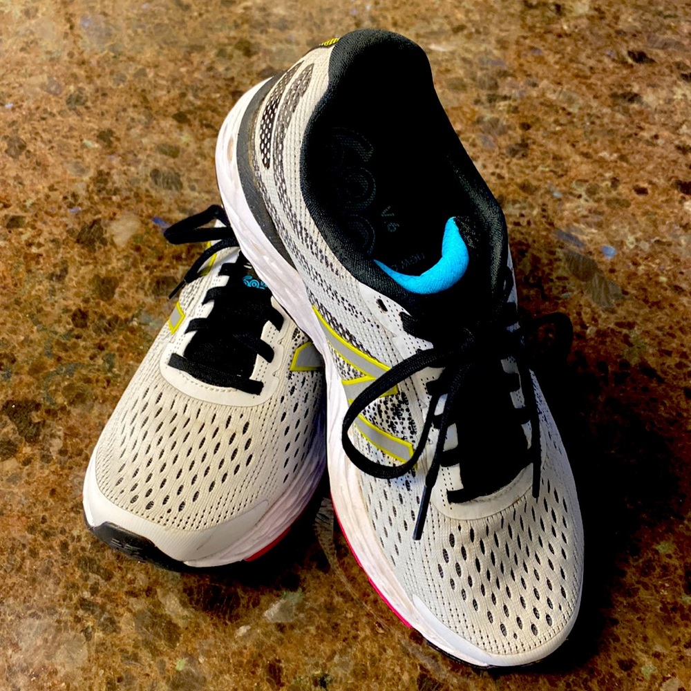 Woman’s New Balance 680 Running Shoes like new in box!